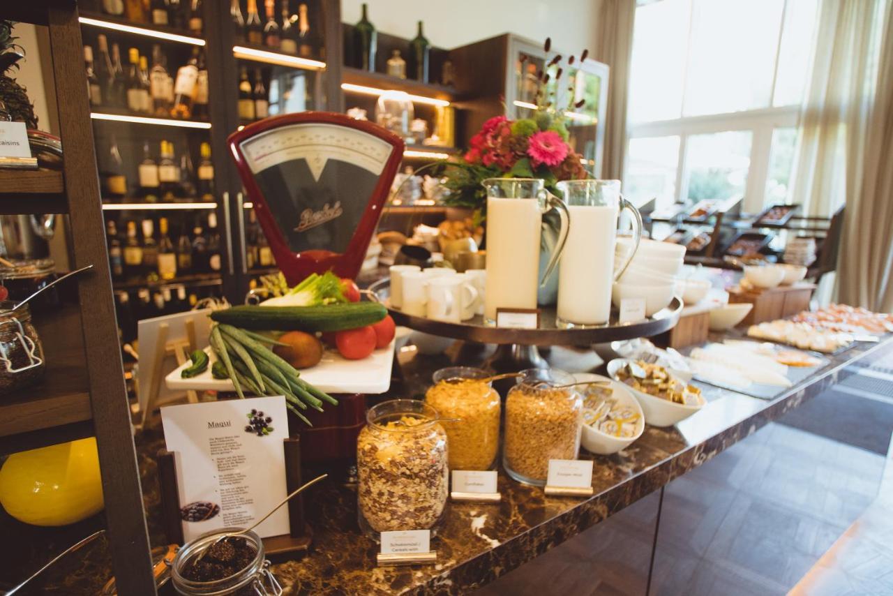 Vila Vita Rosenpark 마르부르크 외부 사진 A display of various types of honey at a hotel in London