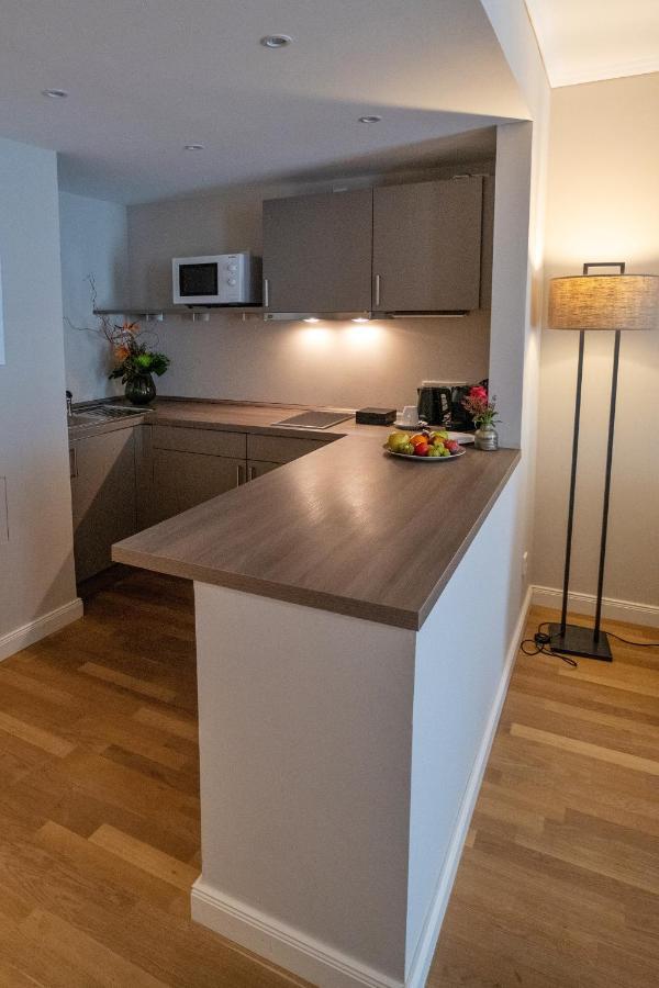 Vila Vita Rosenpark 마르부르크 외부 사진 A small kitchen with a peninsula