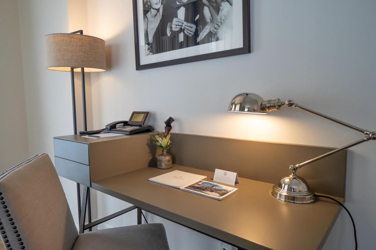 Vila Vita Rosenpark 마르부르크 외부 사진 A desk with a lamp