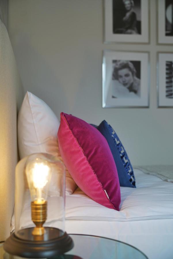 Vila Vita Rosenpark 마르부르크 외부 사진 Cushions on a bed
