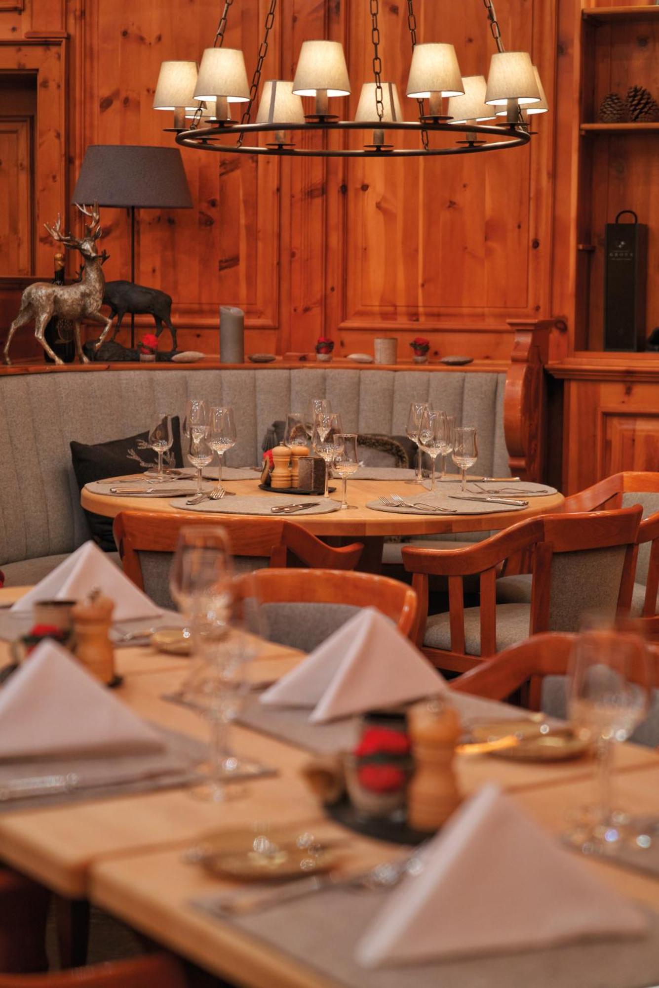Vila Vita Rosenpark 마르부르크 외부 사진 Restaurant in the Hotel de la Cour des Alpes
