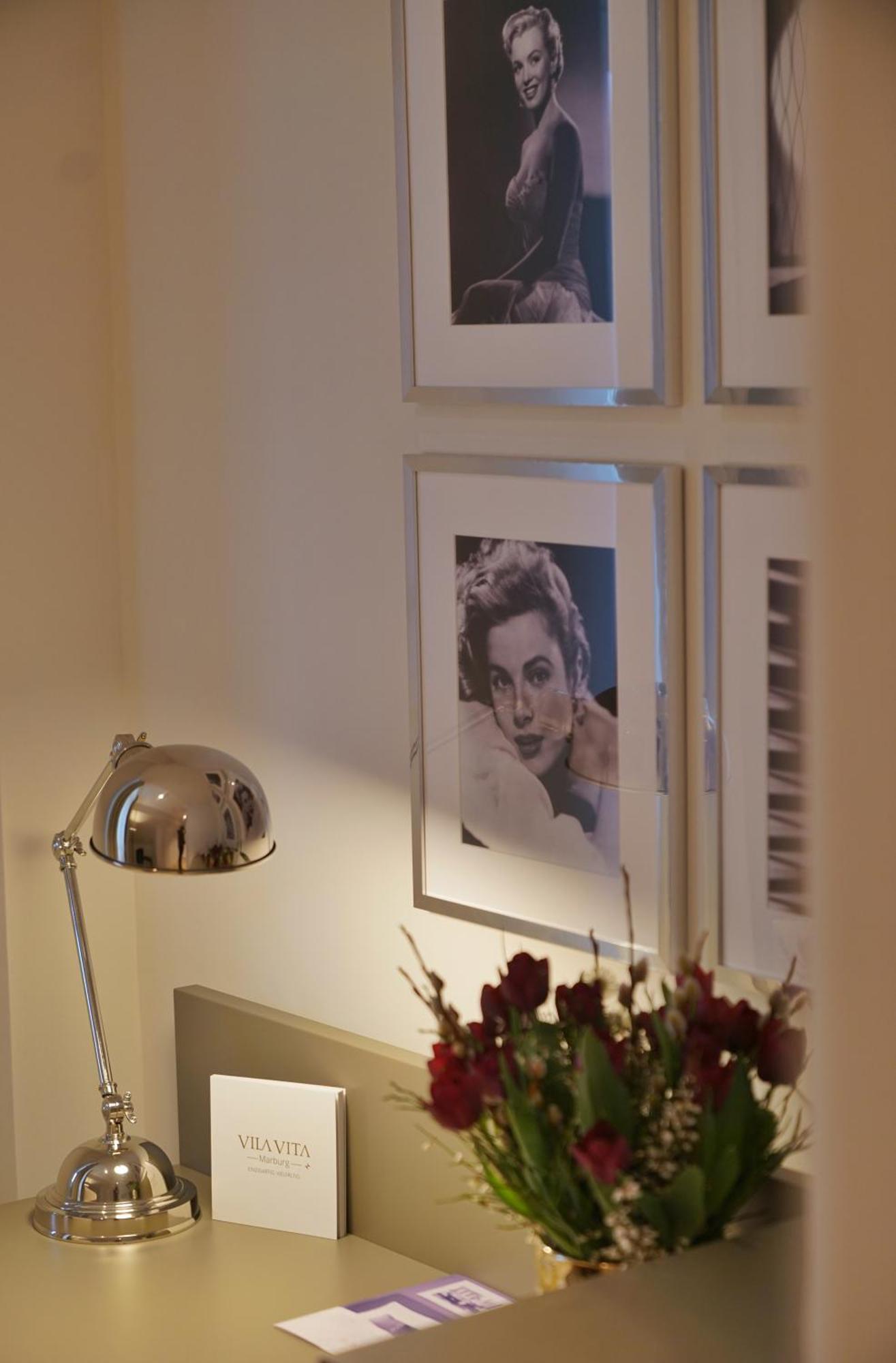 Vila Vita Rosenpark 마르부르크 객실 사진 A photograph of Audrey Hepburn by Allan Allan Warren