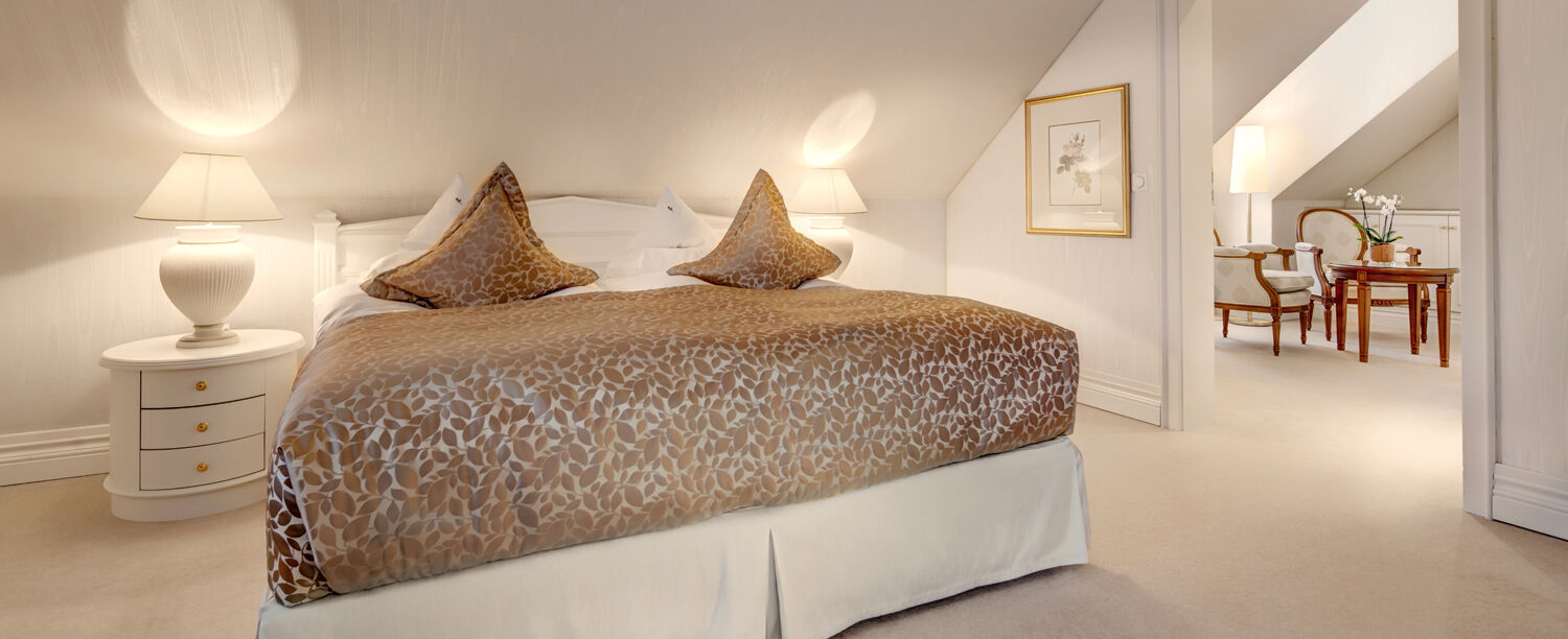 Vila Vita Rosenpark 마르부르크 외부 사진 A bed with a bed skirt